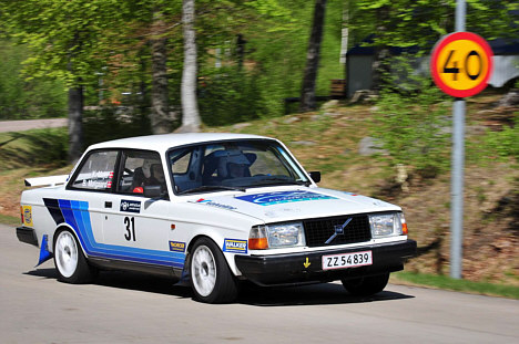 Hastighedsbegrænsningen var annulleret, da Kurt Mejer i sin vilde Volvo med fire gange den ellers tilladte hastighed susede forbi skiltet og i mål som vinder af første afdeling af historisk rallycup.